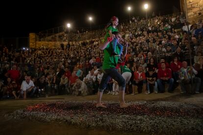 San Pedro Manrique (Soria) ha retomado la Noche de San Juan con la magia de su tradición milenaria del paso del fuego, una fiesta reconocida como de interés turístico nacional y Bien de Interés Cultural, tras dos años de obligada suspensión por la pandemia.