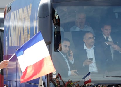 El entrenador galo, Didier Deschamps, en el autobús que llevará al equipo desde el aeropuerto hasta los Campos Elíseos para celebrar el título con la afición. 