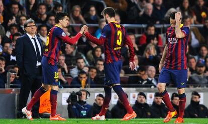 Marc Bartra entra por Gerard Piqué durante la ida de las semifinales de la Champions.