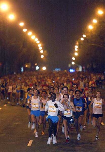 El keniano Eliud Kipchoge, en el centro, encabeza el grupo de corredores durante la ya tradicional San Silvestre Vallecana celebrada anoche en Madrid.