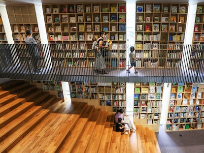 Uno de los espacios de la biblioteca infantil de Nakanoshima, en Osaka, obra de Tadao Ando.