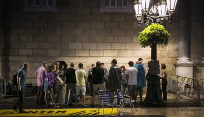 Asamblea de la acampada en la plaza de Sant Jaume. 