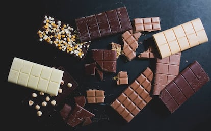 Surtido de tabletas de chocolate de varios tipos de cacao.