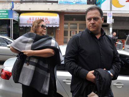 María Victoria Henao y Juan Pablo Escobar, viuda e hijo del jefe narco Pablo Escobar Gaviria, declaran en mayo en los tribunales de Buenos Aires.