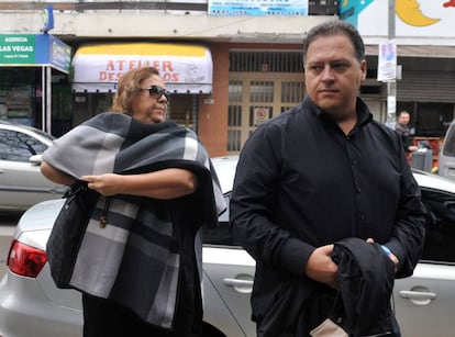 María Victoria Henao y Juan Pablo Escobar, viuda e hijo del jefe narco Pablo Escobar Gaviria, declaran en mayo en los tribunales de Buenos Aires.