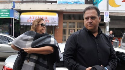 María Victoria Henao e Juan Pablo Escobar, viúva e filho do traficante Pablo Escobar Gaviria, depõem em maio no tribunal de Buenos Aires.