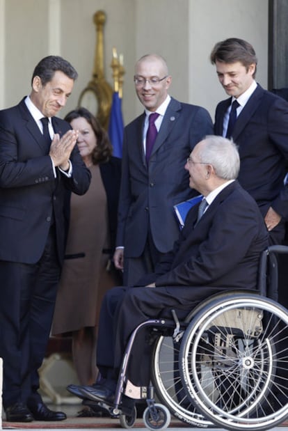 Nicolas Sarkozy, presidente de Francia, se dirige a Wolfgang Schaüble, ministro alemán de Finanzas.