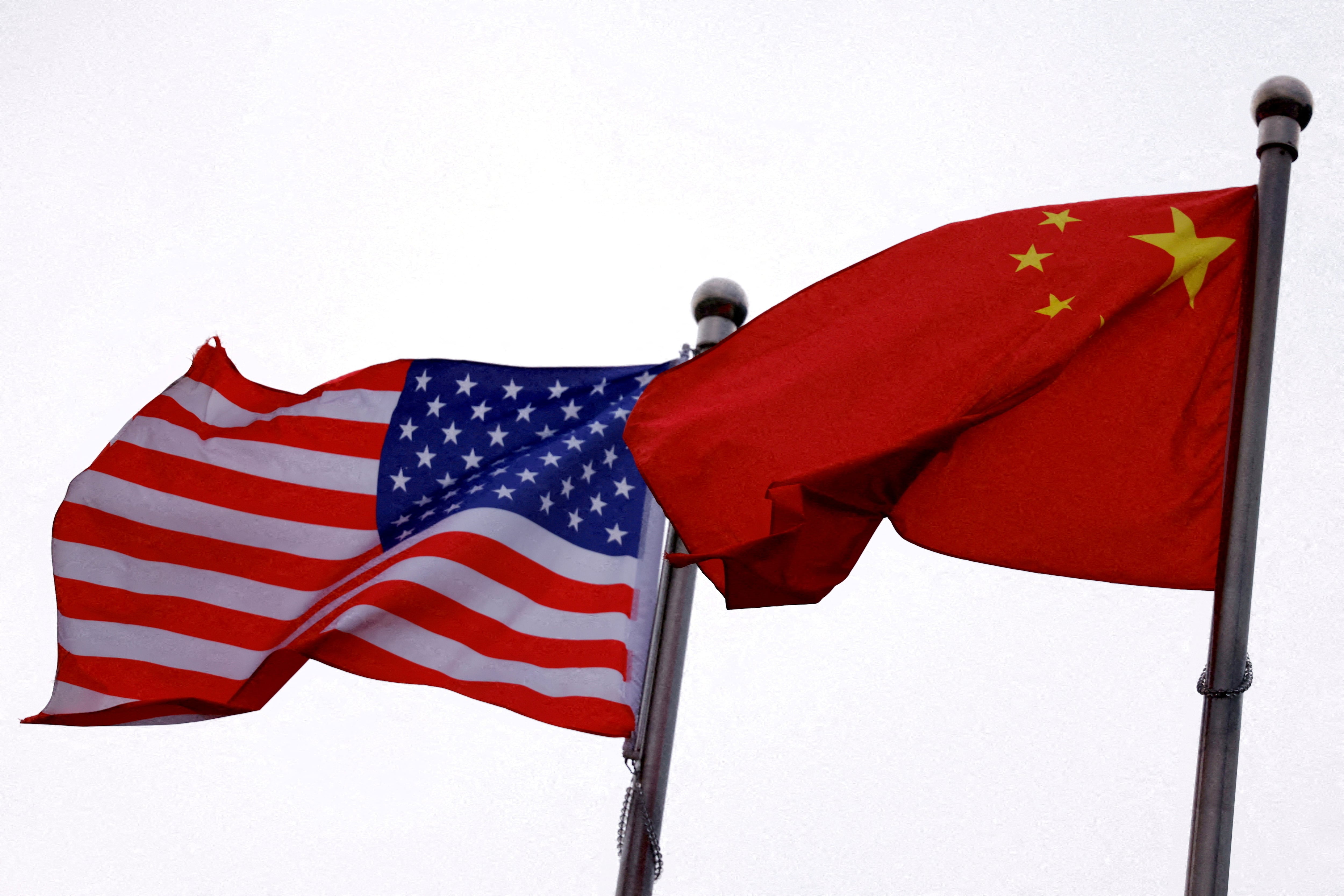 Banderas de EE UU y China en el edificio de una empresa estadounidense en Pekín, en abril.