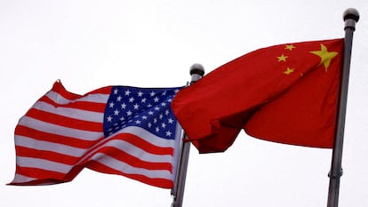 FILE PHOTO: Chinese and U.S. flags flutter outside the building of an American company in Beijing, China April 8, 2025. REUTERS/Tingshu Wang/File Photo