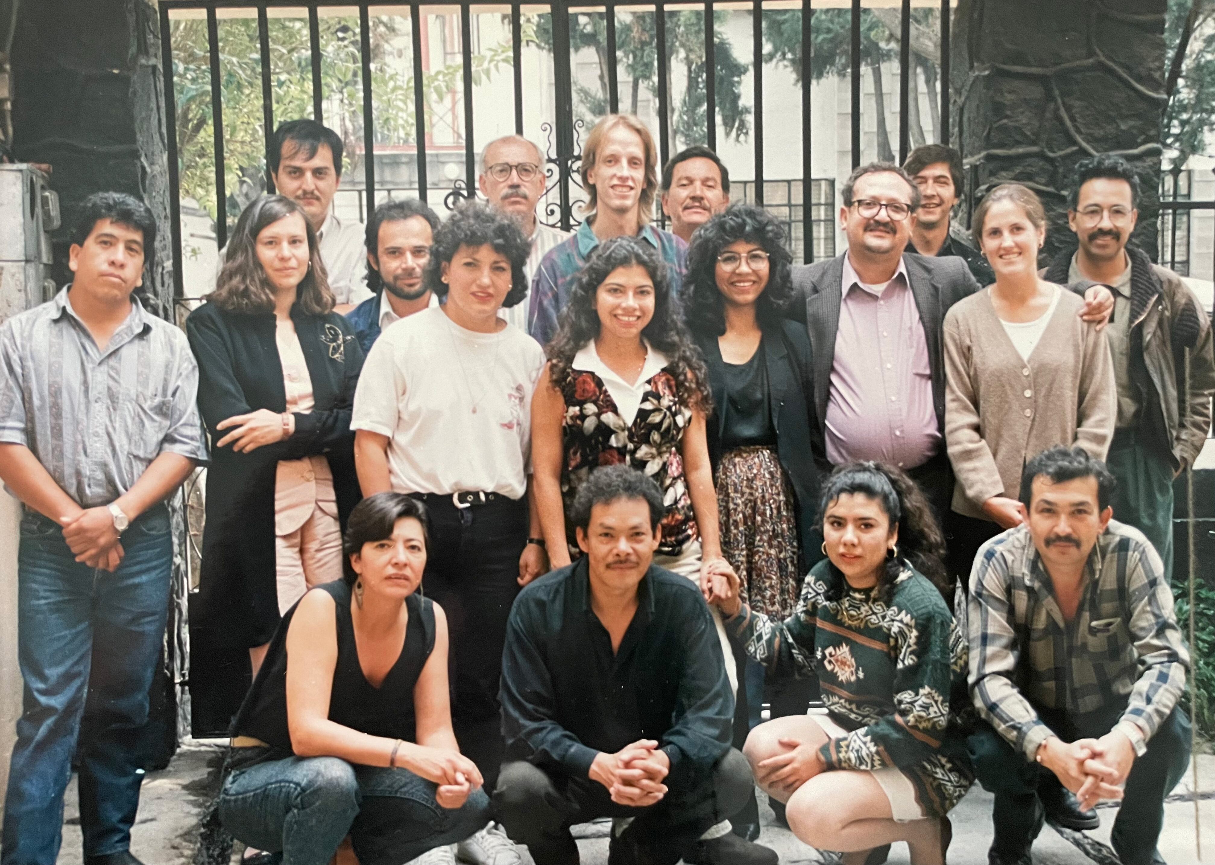 Clara Brugada, al centro, con los integrantes de Equipo Pueblo, en 1994.