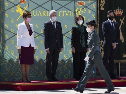 La teniente coronel Silvia Gil, en primer plano, durante el acto de su toma de posesión como nueva jefa de la Comandancia de la Guardia Civil de Teruel. Detrás, en el centro, el ministro del Interior, Fernando Grande-Marlaska, y la vicepresidenta primera del Gobierno, Carmen Calvo, con chaqueta oscura.