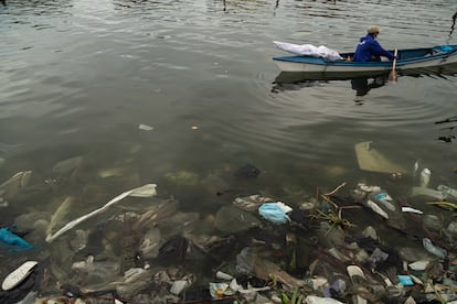 Dondequiera que los pescadores lancen sus redes, en vez de peces encontrarán plástico. Everto apela a la conciencia ciudadana ante las toneladas de desechos que cada día caen en el Lago de Maracaibo, donde las orillas se antojan pantanosas y la vida marina lucha por sobrevivir.