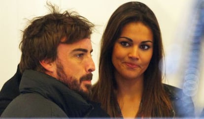 Fernando Alonso junto a Lara Álvarez.