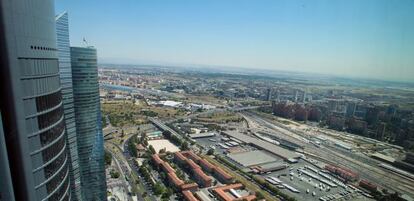 Vista de las torres de la antigua Ciudad Deportiva del Real Madrid y de la estaci&oacute;n de Chamart&iacute;n