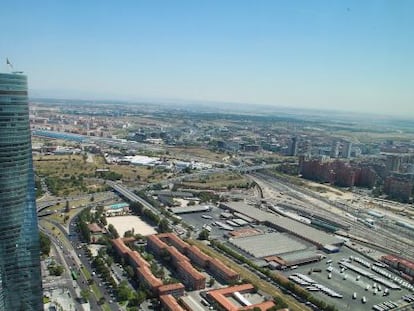 Vista de las torres de la antigua Ciudad Deportiva del Real Madrid y de la estaci&oacute;n de Chamart&iacute;n