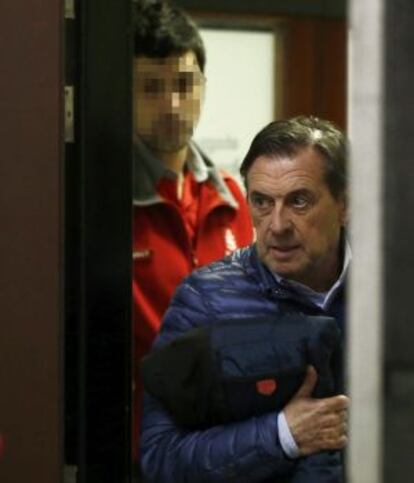 Miguel Archanco, se dirige al despacho del juez.