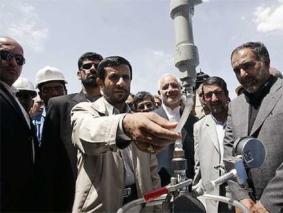 El presidente iraní, Mahmud Ahmadineyad (centro), inaugura la planta de Arak.