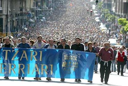 Un aspecto de la manifestación de ayer en Bilbao, con Arnaldo Otegi entre los portadores de la pancarta.