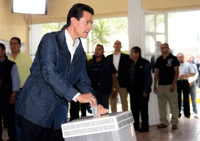 El presidente de México, Enrique Peña Nieto, emite su voto para elegir a la Asamblea Constituyente de la Ciudad de México.