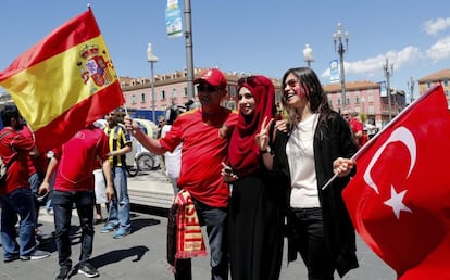 GRA129 NIZA (FRANCIA), 17/06/2016.- Aficionados españoles y turcos en la ciudad de Niza donde esta noche ambas selecciones de fútbol se enfrentan en el estadio Allianz Riviera ,dentro de la primera fase de la Eurocopa 2016 . EFE/JuanJo Martín