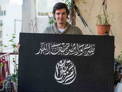 El calígrafo y artista norteamericano Everitte Barber muestra en su estudio de Beirut una de sus obras en la que recurre al juramento a la bandera de EE UU para mimetizar a la del Estado Islámico.