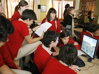 Alumnos de 4º de ESO del colegio Peleteiro de Santiago participan en un juego de rol sobre mediación de conflictos.