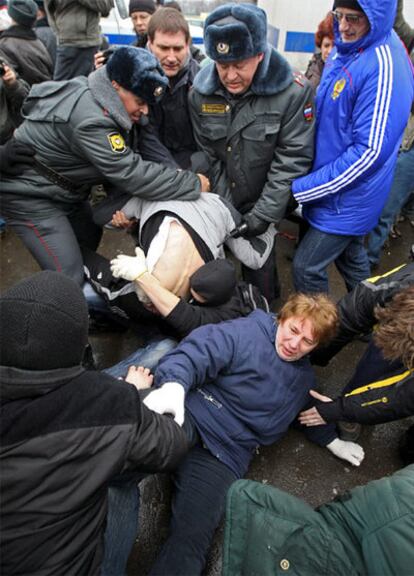 Forcejeo entre antidisturbios y manifestantes en el centro de Moscú. La jornada de protesta contra el Gobierno conocida como 'Día de la ira' se ha saldado con 70 detenidos en la capital rusa.