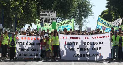 Manifestación de padres y alumnos en Leganés contra la paralización del proyecto de reforma de cuatro colegios el 14 de junio.