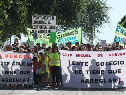 Manifestación de padres y alumnos en Leganés contra la paralización del proyecto de reforma de cuatro colegios el 14 de junio.