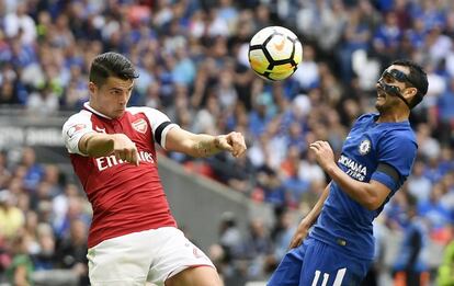 Granit Xhaka, del Arsenal, disputa la pelota a Pedro, del Chelsea, durante la Community Shield.