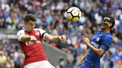 Granit Xhaka, del Arsenal, disputa la pelota a Pedro, del Chelsea, durante la Community Shield.