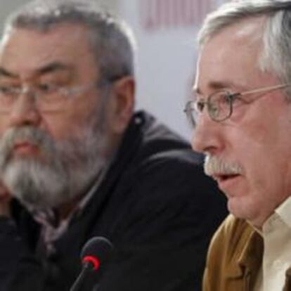 Los secretarios generales de UGT y CC OO, Cándido Méndez e Ignacio Fernández Toxo, durante la rueda de prensa que han ofrecido esta tarde