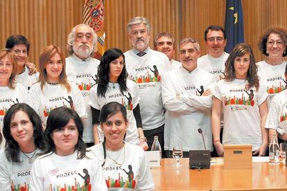 Manuel Marín (en el centro) y otros diputados, con los niños de la Campaña Mundial para la Educación.