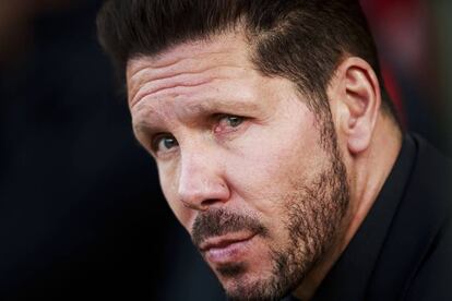 Simeone, durante el partido contra el Málaga en el Calderón. El técnico fue expulsado y acabó viendo la segunda parte en la grada.