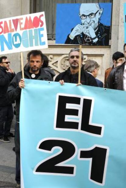 Empresarios de ocio nocturno de Madrid y Cataluña, durante la concentración que han llevado a cabo ante la sede del Ministerio de Hacienda para protestar que se les aplique un tipo de IVA del 21 %.