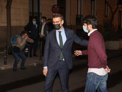 El presidente de la Xunta de Galicia, Alberto Núñez Feijóo, a su salida de la sede de Génova, en la madrugada de este jueves.