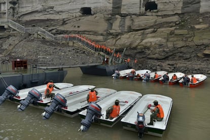 Un grup de policies es prepara per traslladar llanxes de rescat a la zona del riu Iangtsé en la qual s'ha enfonsat el creuer.