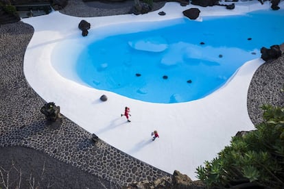 Piscina de los Jameos del Agua, un centro de arte y turismo creado por César Manrique al noreste de Lanzarote.