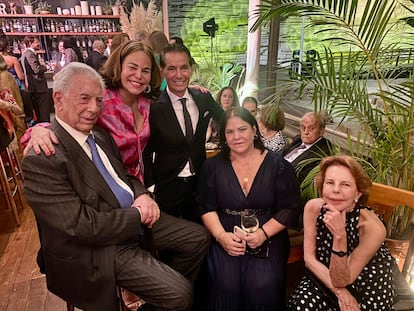 Mario Vargas Llosa (izquierda) y Patricia Llosa (primera por la derecha), en uno de los actos por la boda de su nieta Josefina.