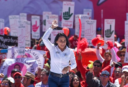 Elecciones en Estado de México 2023: Alejandra del Moral, candidata de la coalición PRI-PAN-PRD, durante un mitin con maestros del Estado de México