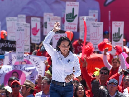 Alejandra del Moral, candidata de la coalición PRI-PAN-PRD, durante un mitin con maestros del Estado de México el 14 de abril en Toluca.