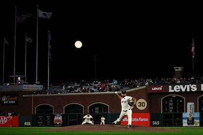 La superluna detrás de Jordan Hicks, jugador de los San Francisco Gigants, en el partido contra los Chicago White Sox este lunes en el estadio Oracle Park, California. 