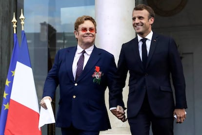 El presidente francés Emmanuel Macron y el cantante Elton John (izquierda), este sábado, en el Elíseo, en París.