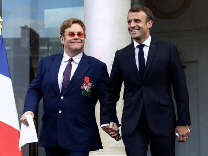 El presidente francés Emmanuel Macron y el cantante Elton John (izquierda), este sábado, en el Elíseo, en París.