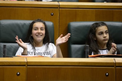 El pleno infantil ha contado con la participación de la presidenta del Parlamento vasco, Bakartxo Tejería, y de Pedro Puig Pérez, presidente de Aldeas Infantiles SOS de España, así como de los miembros de la Mesa y representantes de los grupos parlamentarios.