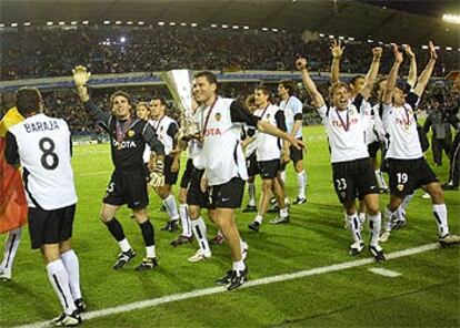 Con el título en el bolsillo, los jugadores dieron la habitual vuelta de honor al estadio. Era el momento de los cánticos, bailes, saltos y abrazos, aunque los propios futbolistas han reconocido que la celebración ha sido más moderada de la vivida días atrás con la Liga. Será la costumbre de ganar.