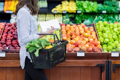 Otro de los consejos para prevenir el desperdicio pasa por la planificación. Por ejemplo, antes de ir al supermercado es importante elaborar el menú semanal y tener una lista de la compra.