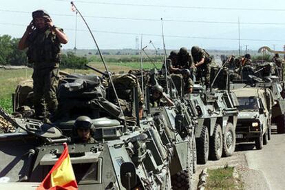 Un convoy del Ejército español en Kosovo, durante unas maniobras realizadas a mediados de 1999.