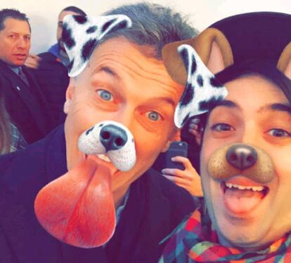 Macri posa con el filtro de perrito en Snapchat durante una visita a Tecnópolis.