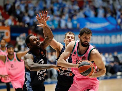 Mirotic, presionado por Black y Pangos.